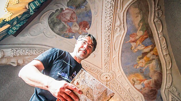 Na zámku v Červené Lhotě zrekonstruovali štukový strop v jednom ze salonků.