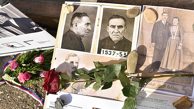 Během slavnostního odhalení tabulky Poslední adresy historikové popsali osud politického vězně Jana Skřipky.
