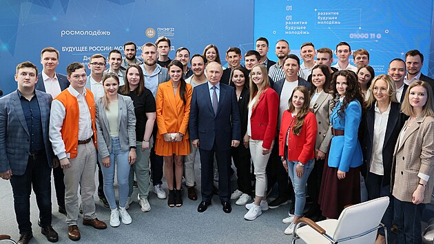 Rusk prezident Putin na setkn s mladmi podnikateli na moskevskm vstaviti VDNCH. (9. ervna 2022)