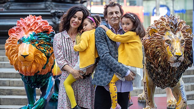 Ronnie Wood s manelkou Sally a jejich dvojaty Alic a Graci (Londn, 10. srpna 2021)