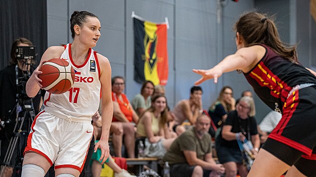 esk basketbalistka Elika Brejchov (vlevo) v zpase s Belgi
