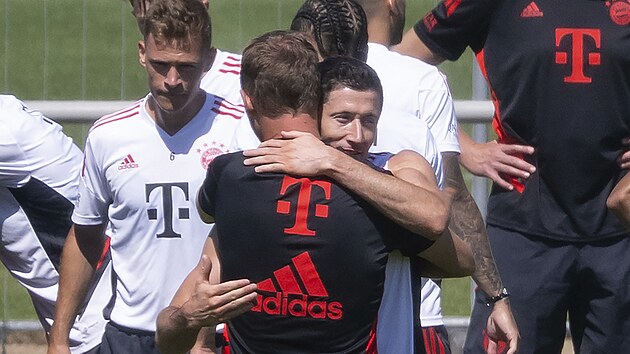Robert Lewandowski se loučí s Bayernem Mnichov, po tréninku objímá trenéra Juliana Nagelsmanna.