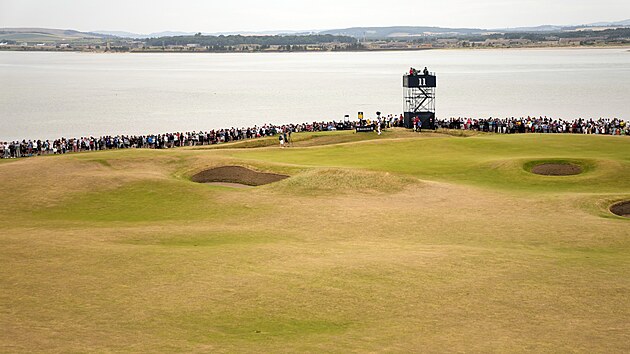 Momentka z British Open v St. Andrews. Bhem boue Babet se zde pesunulo pl milionu metr krychlovch psku. Proda tak znehodnotila prci greenkeeper za sedm let. 