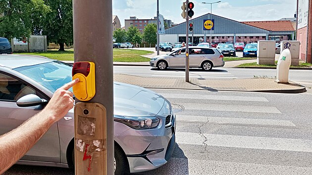 Nebezpe�n� p�echod na M�nesov� ulici u Lidlu.