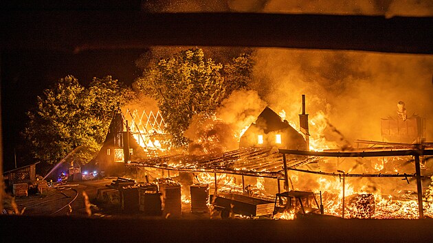 Oheň zničil pilu v Prostřední Rokytnici v Orlických horách. (18. 7. 2022)
