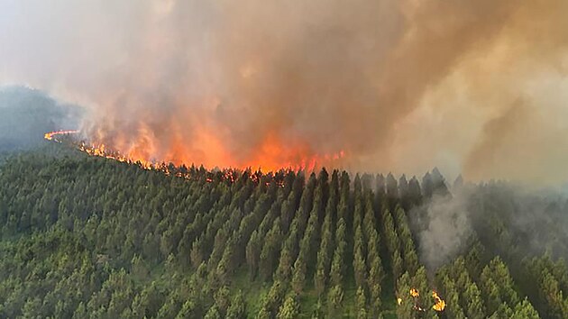 Kvůli nekontrolovanému šíření požárů lesního porostu na jihozápadě Francie musely své domovy opustit další stovky lidí. (15. července 2022)