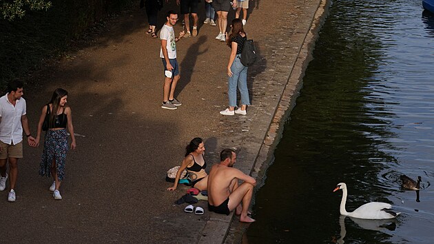 Lid sed u vodn plochy v Hyde Parku, Londn bhem vlny veder v Britnii. (17. ervence 2022)