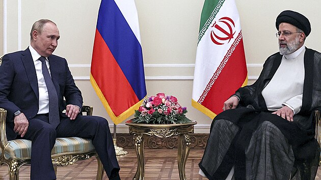 Rusk prezident Vladimir Putin (vlevo) a prezident rnu Ebrhm Ras na konferenci v Tehernu (19. ervence 2022)