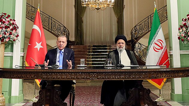 Tureck prezident Recep Tayyip Erdogan (vlevo) a prezident rnu Ebrahim Raisi na tiskov konferenci pro novine v Tehrnu (19. ervence 2022)