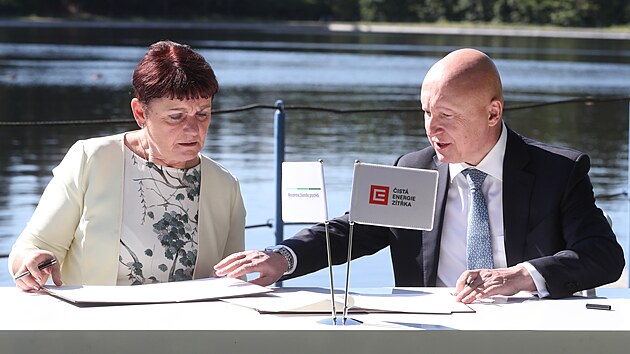Ministryn ivotnho prosted Ivan Hubkov a pedseda pedstavenstva a generln editel Daniel Bene podepsali dohodu v oblasti ochrany klimatu. (15. 7. 2022)