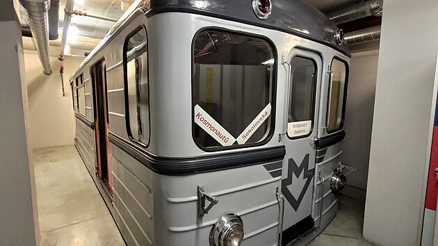Z jednoho vozu metra se v praskm Krlovstv eleznic stane atna pro koln vpravy, ze druhho bude simultor