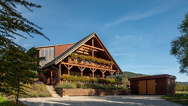 Majitel si p��l dostate�n� velk� prosklen� plochy a ochozy.