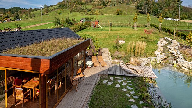 Na st�e�e venkovn�ho domku i st�e�e kol�rny a ly��rny byla aplikov�na zelen�...