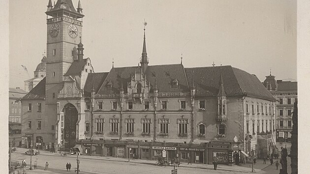 Olomouck radnice pedstavuje ji est stolet symbol hospodskho a politickho vznamu.