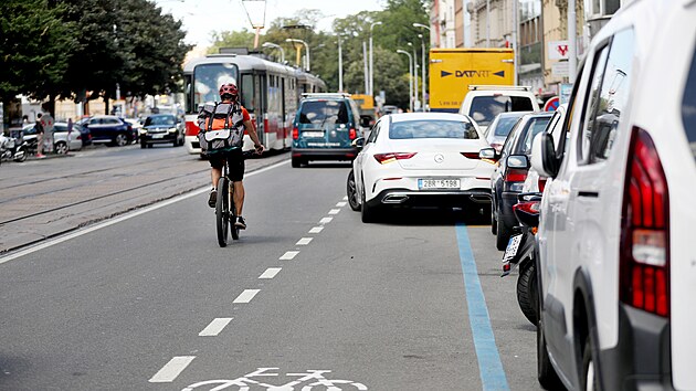 Bezpenji te jezd cyklist po jedn z frekventovanch ulic blzko historickho centra Brna. Na Lidick jsou pro n nov vymezen ochrann cyklopruhy. Jene cestu lidem na kole znesnaduj stojc auta.