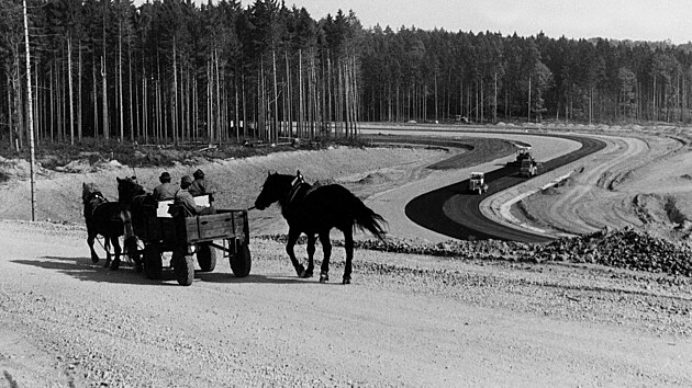 Dnes je to přesně 35 let, co se na Automotodromu poprvé závodilo. Snímky jsou z doby výstavby brněnského okruhu.