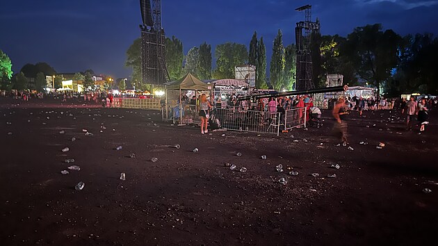Jednorrov kelmky s sebou nesou i problm zvan nepodek. Takto vypadal prostor ped hlavn stage hodinu ped koncertem The Killers (14. 7. 2022)
