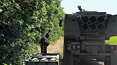 Ukrajinské jednotky obsluhují americký raketomet HIMARS. (5. července 2022