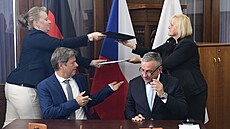 Ministr průmyslu a obchodu Jozef Síkela a německý ministr pro hospodářství a...