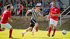 Jaroslav Kugler (v pruhovaném), fotbalista Moj�í�e.