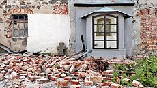 V noci na sobotu se z�ítila �ást zdí a st�echy bývalé porcelánky v Jakubov� na...