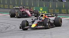 Max Verstappen z Red Bullu behm Velké ceny Rakouska. V závsu za ním Charles...