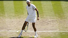 Nick Kyrgios odehrává míek stylov mezi nohama ve finále Wimbledonu.