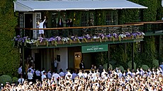 Vítz Wimbledonu Novak Djokovi zdraví fanouky.