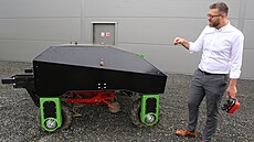 Prototyp zemědělského robota od firmy Technotrade z Litovle ukazuje Jakub...