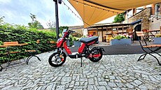Tuzemský etzec se zahradní technikou Hecht Motors oivil lapací moped...