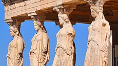 Skvlé karyatidy Erechtheionu, meního chrámu na athénské Akropoli, vyzaují...