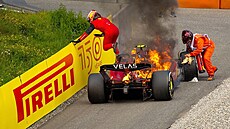 Carlos Sainz musel urychlen vyskoit ze svého vozu ped sílícími plameny.