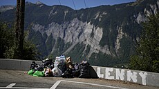 Sesbírané odpadky ve stoupání na Alpe d'Huez den po dvanácté etap Tour de...