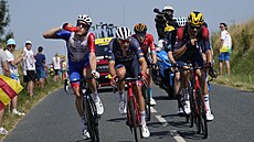 Mads Pedersen z Treku (uprosted) v úniku ve 13. etap Tour de France