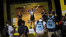 Dánský cyklista Mads Pedersen z Treku stojí na pódiu jako vít�z 13. etapy Tour...