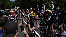 Geraint Thomas (Ineos) v pelotonu bhem 14. etapy Tour de France