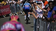 Australský cyklista Michael Matthews nastupuje ve 14. etap� Tour de France.