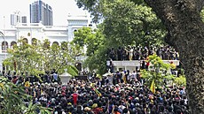 Srílantí demonstranti vtrhli do kanceláe premiéra Ranila Wickremesingheho a...