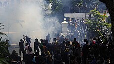 Policie pouívá slzný plyn, kdy demonstranti na Srí Lance vtrhnou do kanceláe...