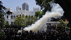 Dav demonstrant poaduje demisi srílanského premiéra. Protestující vtrhli do...