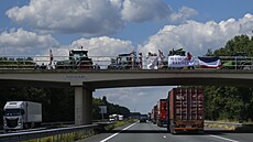 Desítky tisíc farmá protestují v Nizozemsku od zaátku týdne. Blokují...