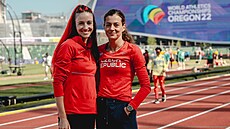 �eské míla�ky Kristiina Mäki (vpravo) a Diana Mezuliáníková pózují p�ed...