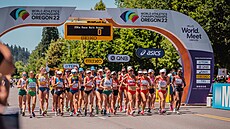 Momentka ze startu závodu chodky� na 20 kilometr� na mistrovství sv�ta v Eugene