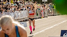 Tereza Hrochová dobíhá do cíle maratonu na mistrovství svta v Eugene.