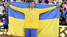 Ukrajinský výka Andrij Procenko slaví bronz z mistrovství svta v Eugene.