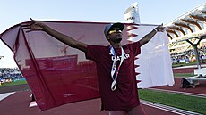 Katarský výškař Mutaz Essa Baršim slaví triumf na mistrovství světa v Eugene.