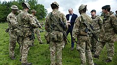 Britský ministr obrany Ben Wallace s armádními instruktory, kteí cvií...
