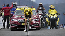 PORA�ENÝ. Zcela vy�erpaný Tadej Poga�ar p�ijí�dí do cíle 11. etapy, ve které...