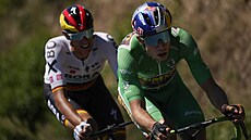 Wout van Aert v úniku bhem 15. etapy Tour de France, za ním Nils Politt