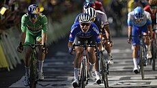 Jasper Philipsen (uprostřed) vítězí v 15. etapě Tour de France | na serveru Lidovky.cz | aktuální zprávy